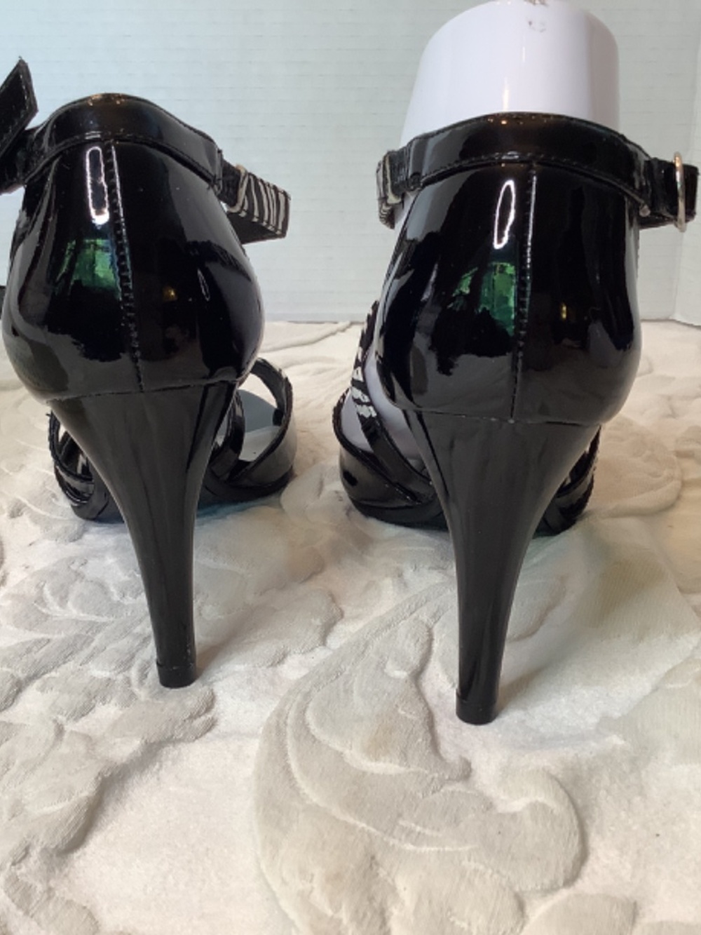 EUC Dana Buchman black & Zebra crisscross heels sz.8 - Picture 4 of 12